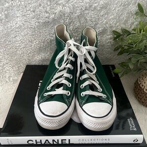 Chuck Taylor All Star Canvas
Women’s size 7